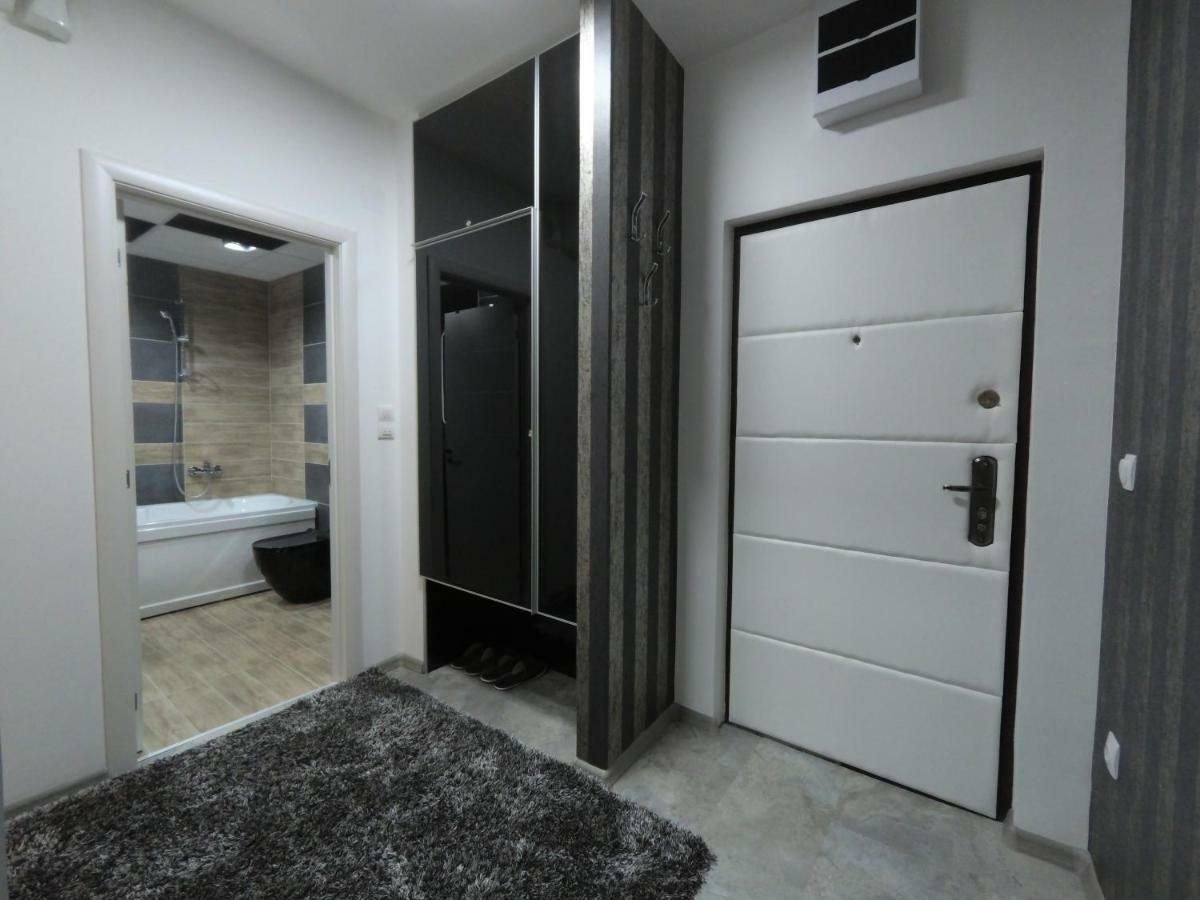 Grey Apartment Ni Exterior foto